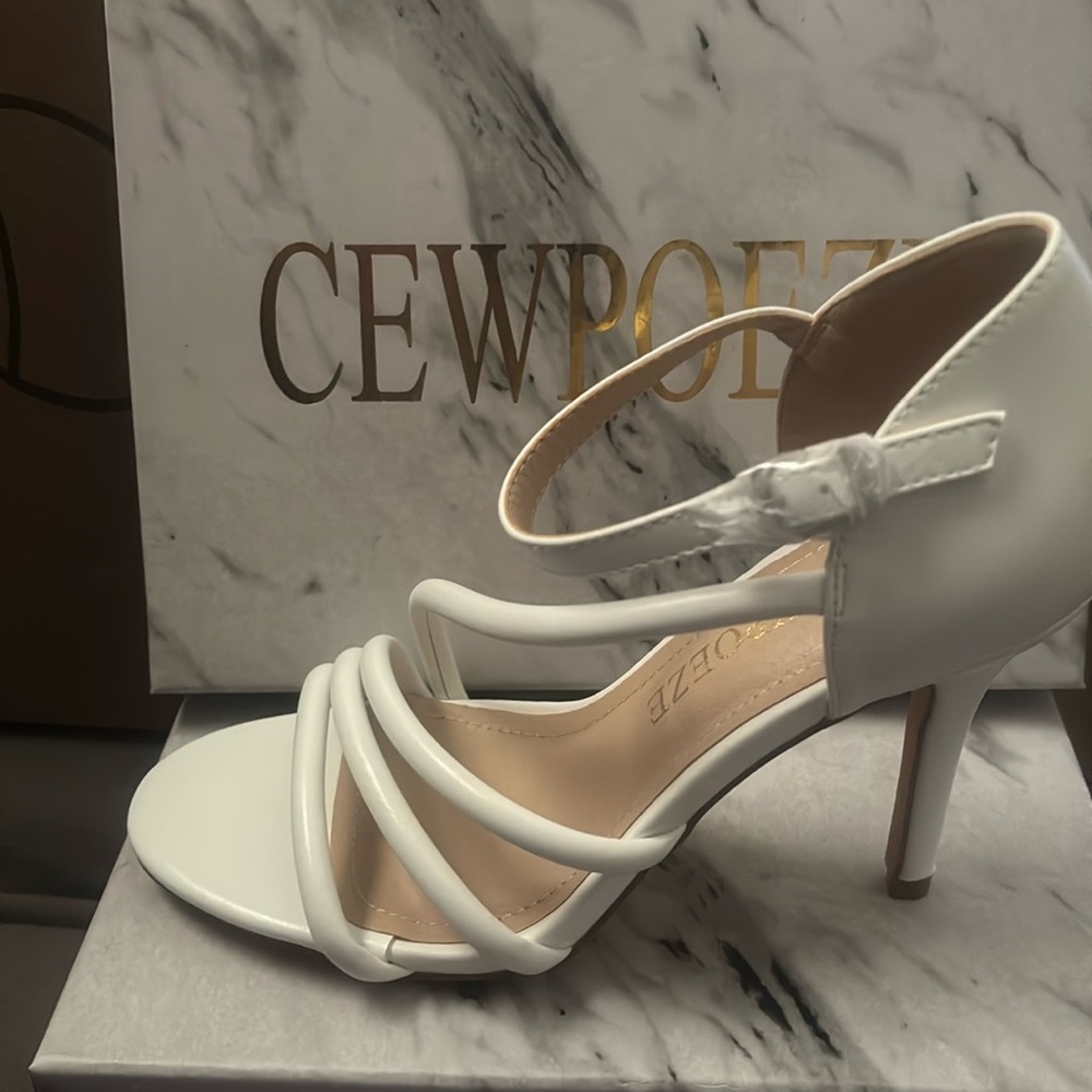 White Strappy Heels NWT Cewpoeze